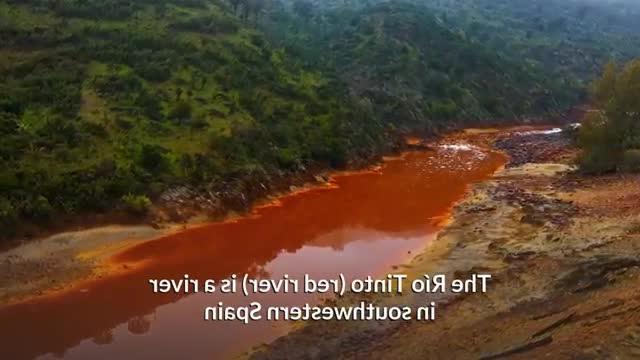 Dòng sông kỳ lạ với nước đỏ như màu máu