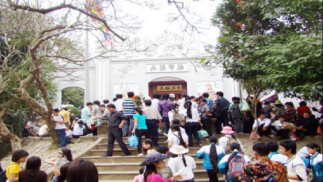 Người dân viếng Đền thờ Hùng Vương ở tỉnh Phú Thọ. Ảnh: T.THÚY