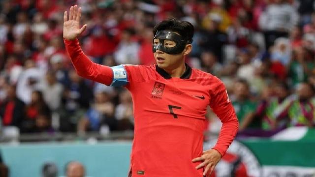 Vì sao một số cầu thủ đeo mặt nạ thi đấu tại World Cup 2022?
