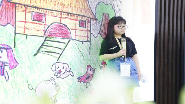 Trước phần chia sẻ chân thật của Hảo Khanh, giám khảo Nguyễn Thu Phương - Viện trưởng Viện Văn hóa Nghệ thuật Quốc gia Việt Nam, đã hứa với Hảo Khanh sẽ đưa cô bé đi thăm quan nhà rông nếu được sự đồng ý từ bố mẹ